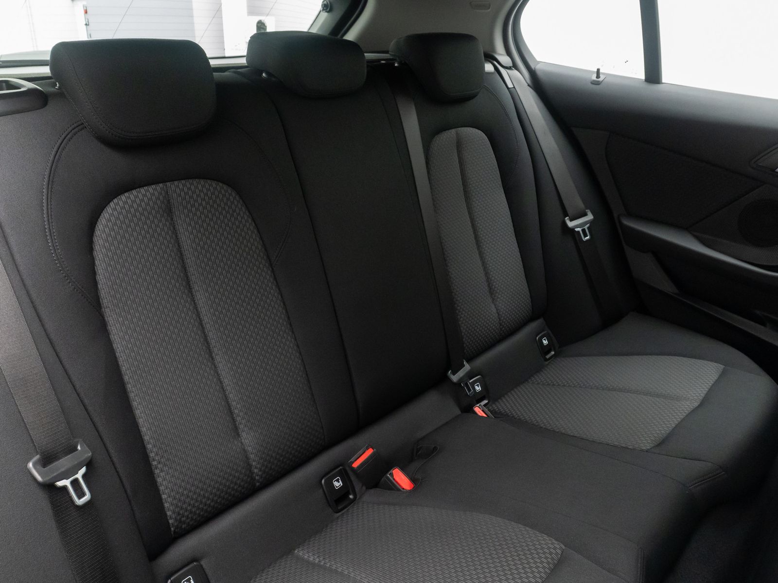 Fahrzeugabbildung BMW 118i GeschwindigReg HUD DAB Alarm HiFi CockpitPr