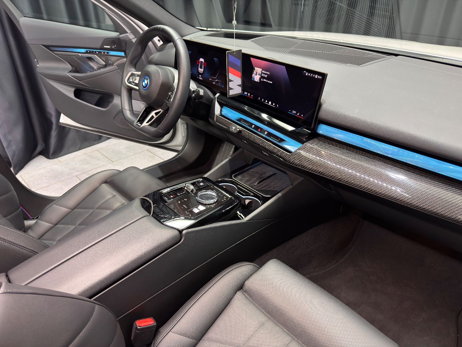 Fahrzeugabbildung BMW 550e Lim. xDrive M SPORT|CARBON|PANO|21 ZOLL|