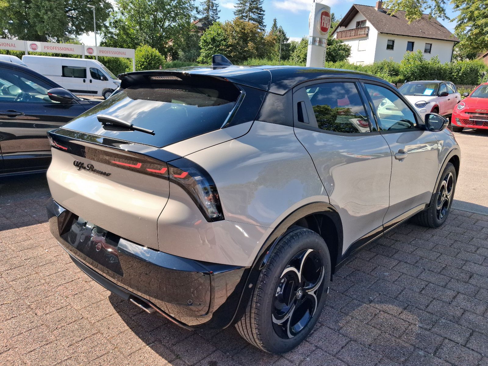 Fahrzeugabbildung Alfa Romeo Junior Ibrida 1.2 VGT 48V-Hybrid 107 kW ti