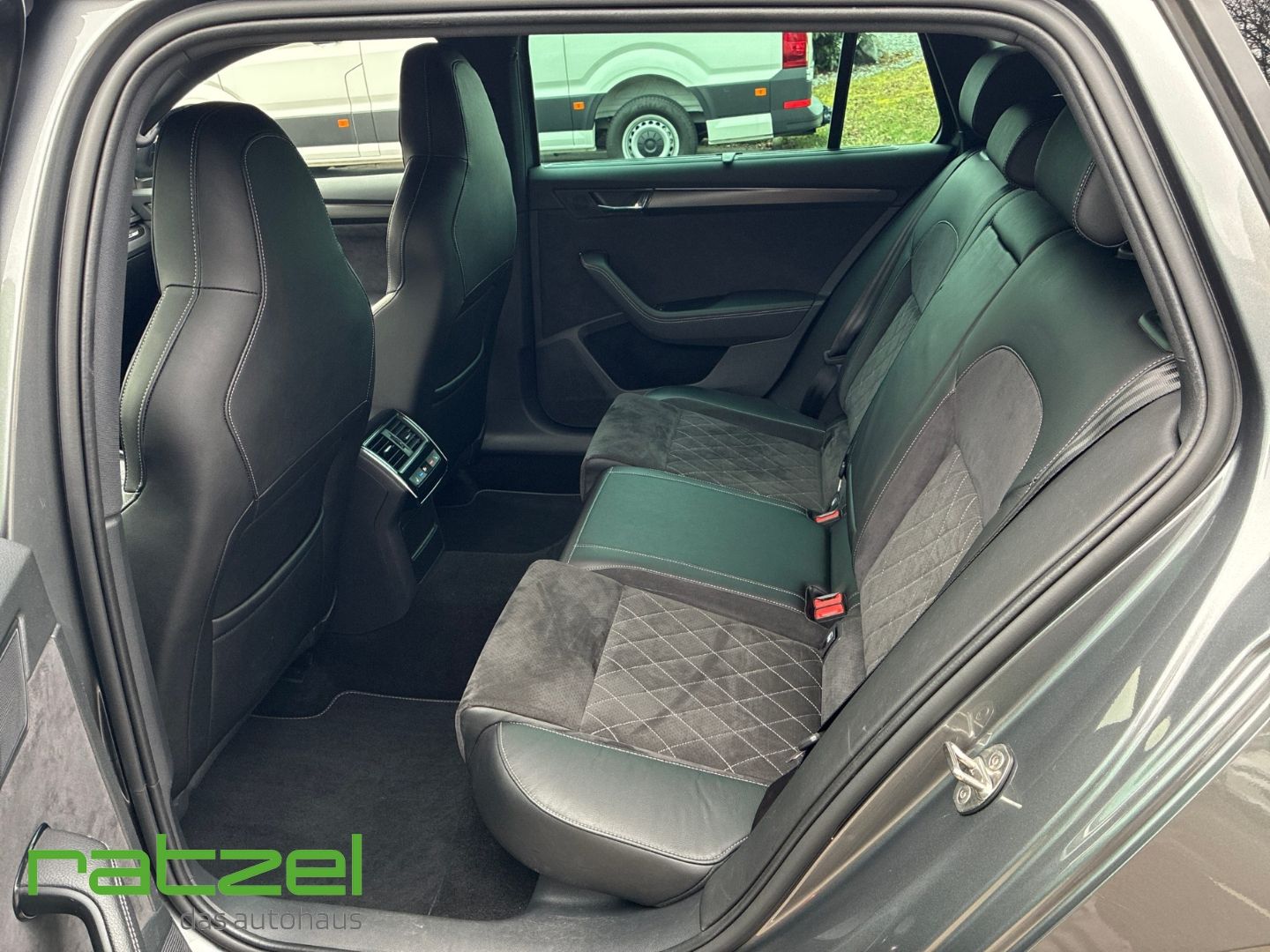 Fahrzeugabbildung SKODA Superb Combi Sportline 2.0 TDI T-Leder Navi AHK