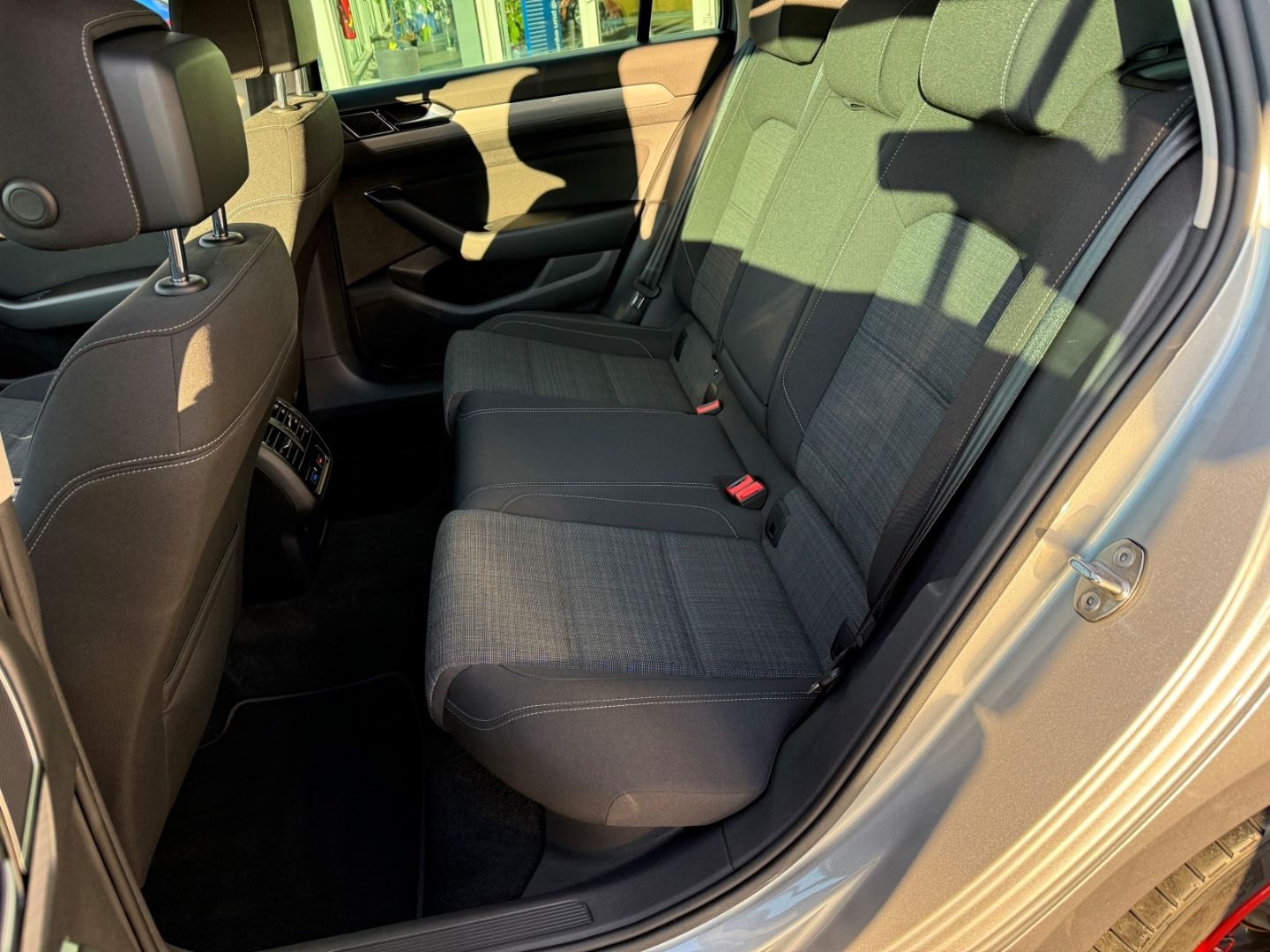 VW Passat Business AHK Navi LED ACC SHZ CarPlay And - Image 24