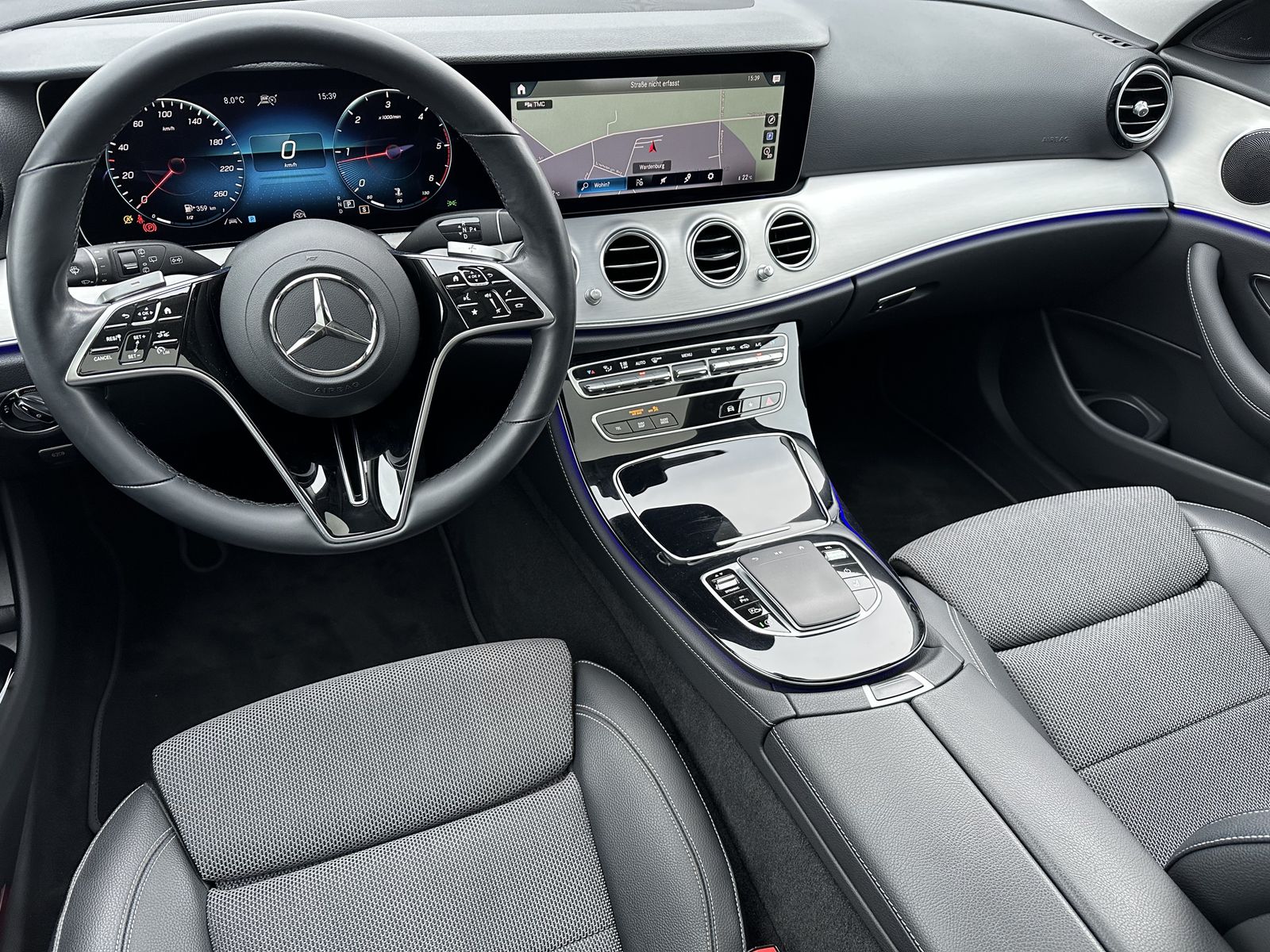 Fahrzeugabbildung Mercedes-Benz E 220d T Avantgarde NAV+LED+AHK+PANO+WIDESCREEN