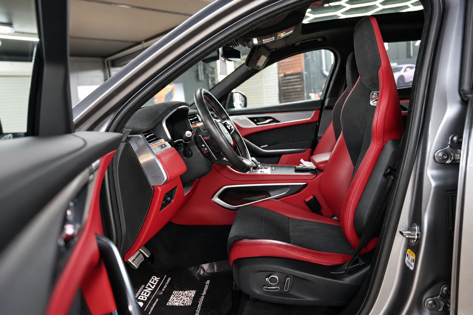 Fahrzeugabbildung Jaguar F-Pace  SVR /PANO/MERIDIAN/HUD/360°KAM/MEMORY