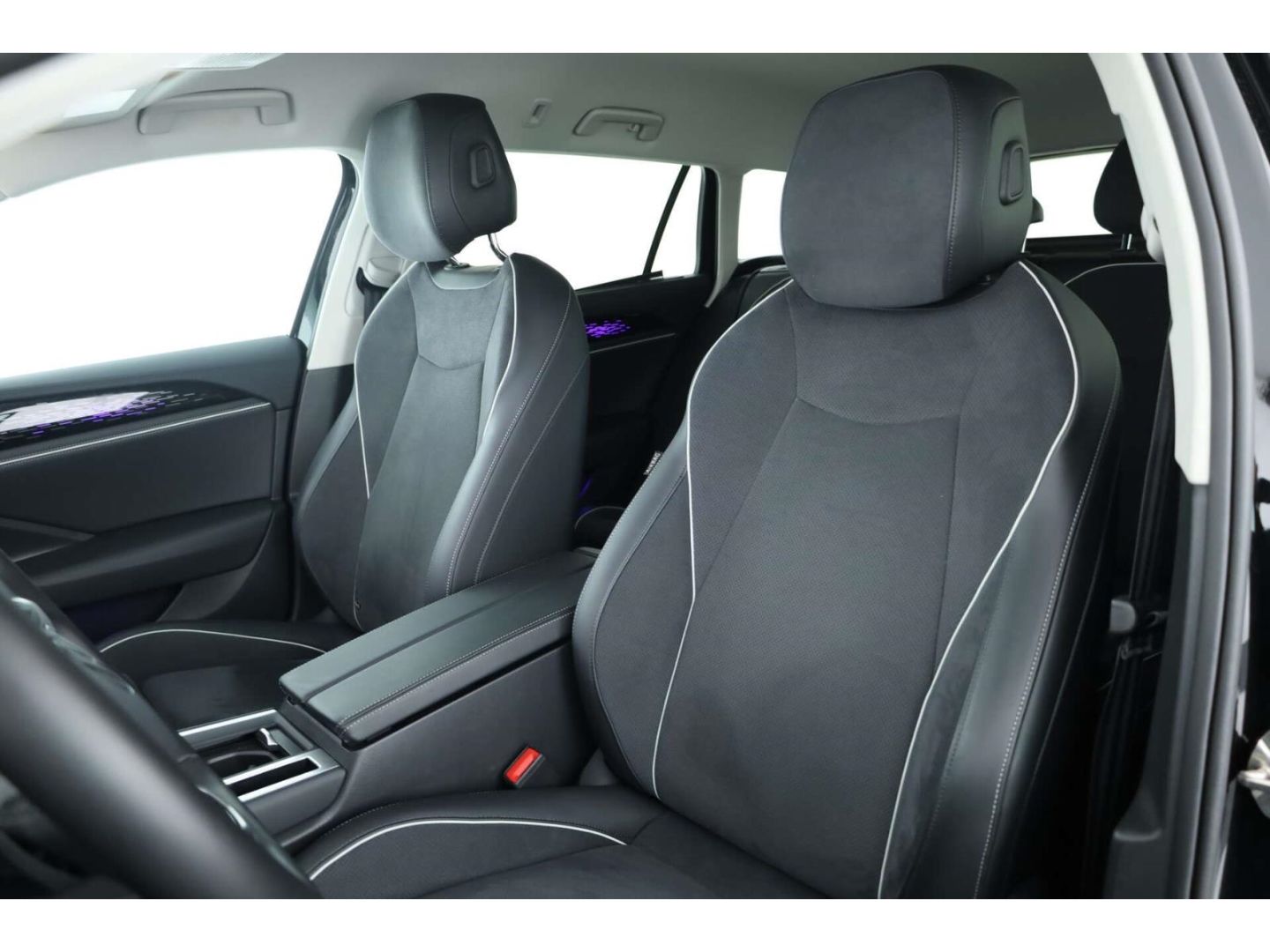 Volkswagen Passat 1.5 eHybrid Business DSG NAV/AHK/keyless foto 12