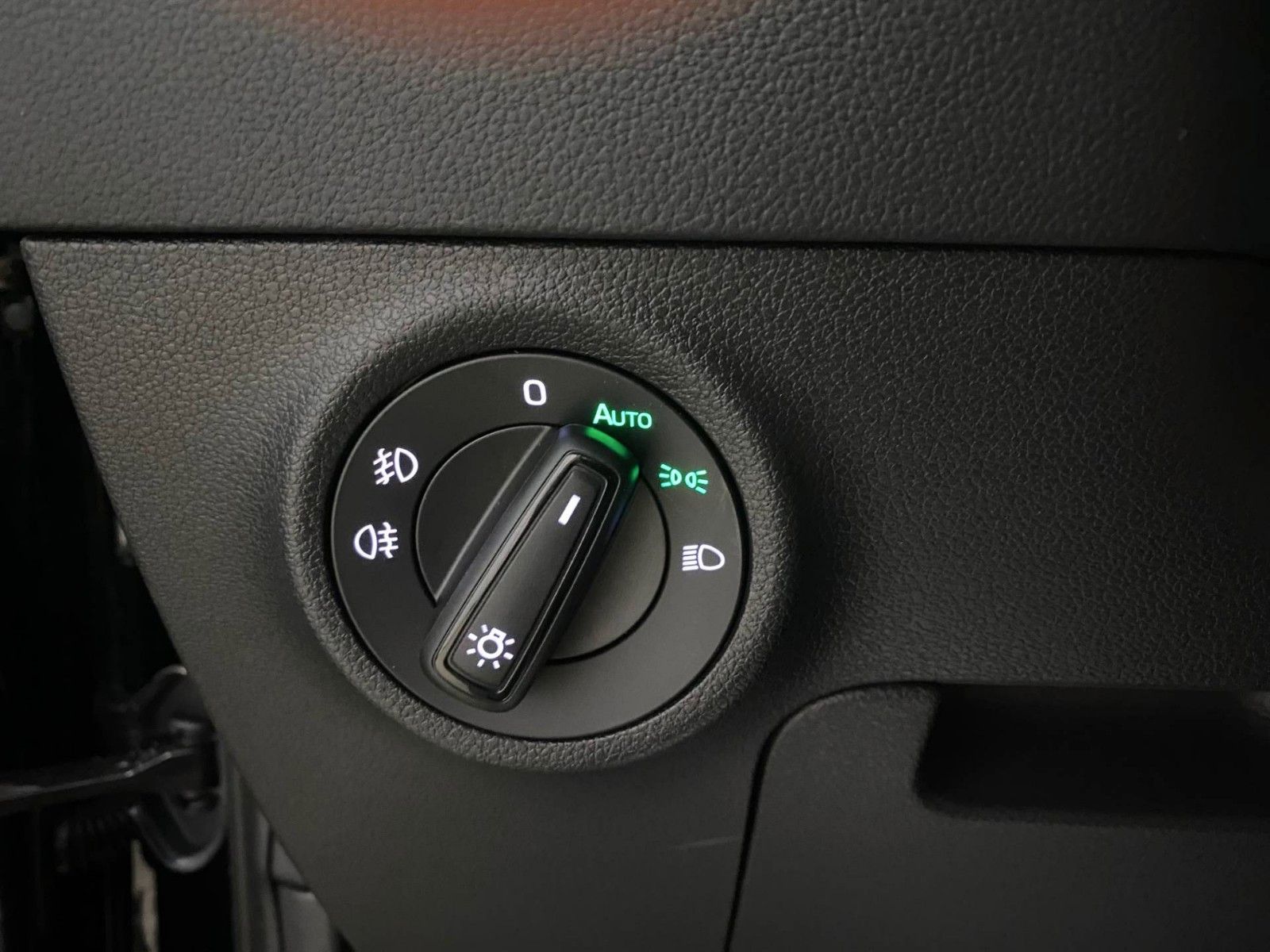 Fahrzeugabbildung SKODA Karoq 1.5 TSI DSG Selection+AHK+KAMERA+16"ALU+BC