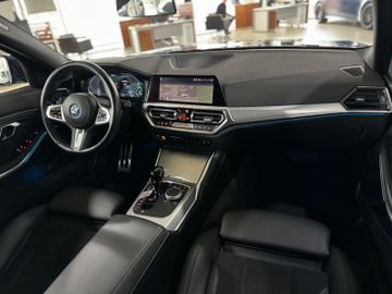 Fahrzeugabbildung BMW 330e xD M Sport Panorama Kamera HUD HiFi AHK 19"