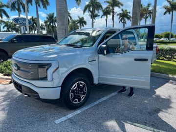 Ford F 150 Lightning SXT AWD Elektro 2023 hellgrau