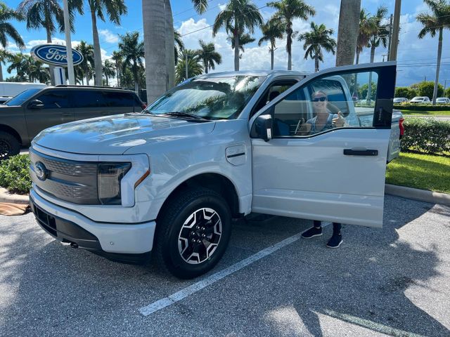 Ford F 150 Lightning SXT AWD Elektro 2023 hellgrau