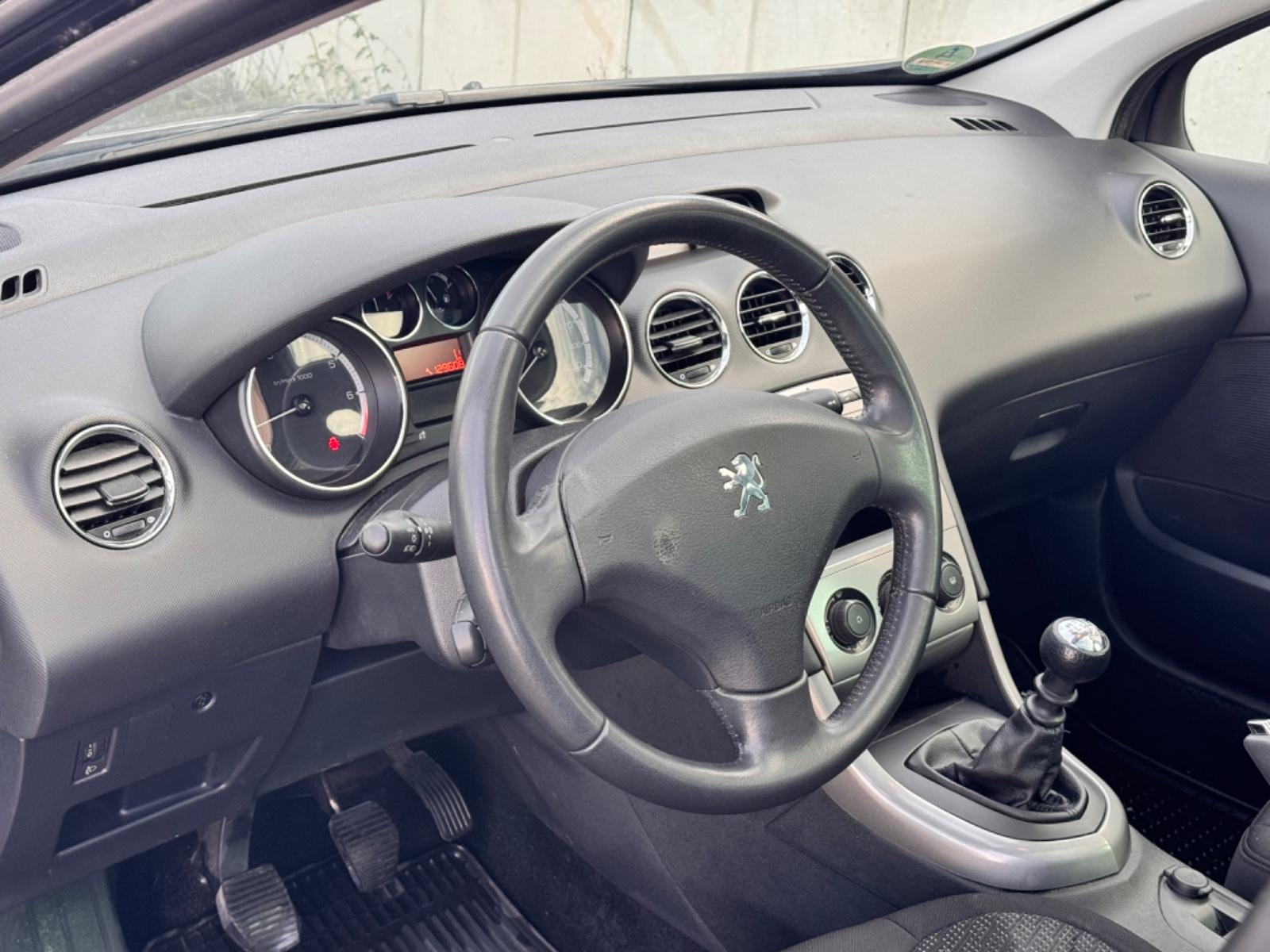 Peugeot 308 2010 — photo 11