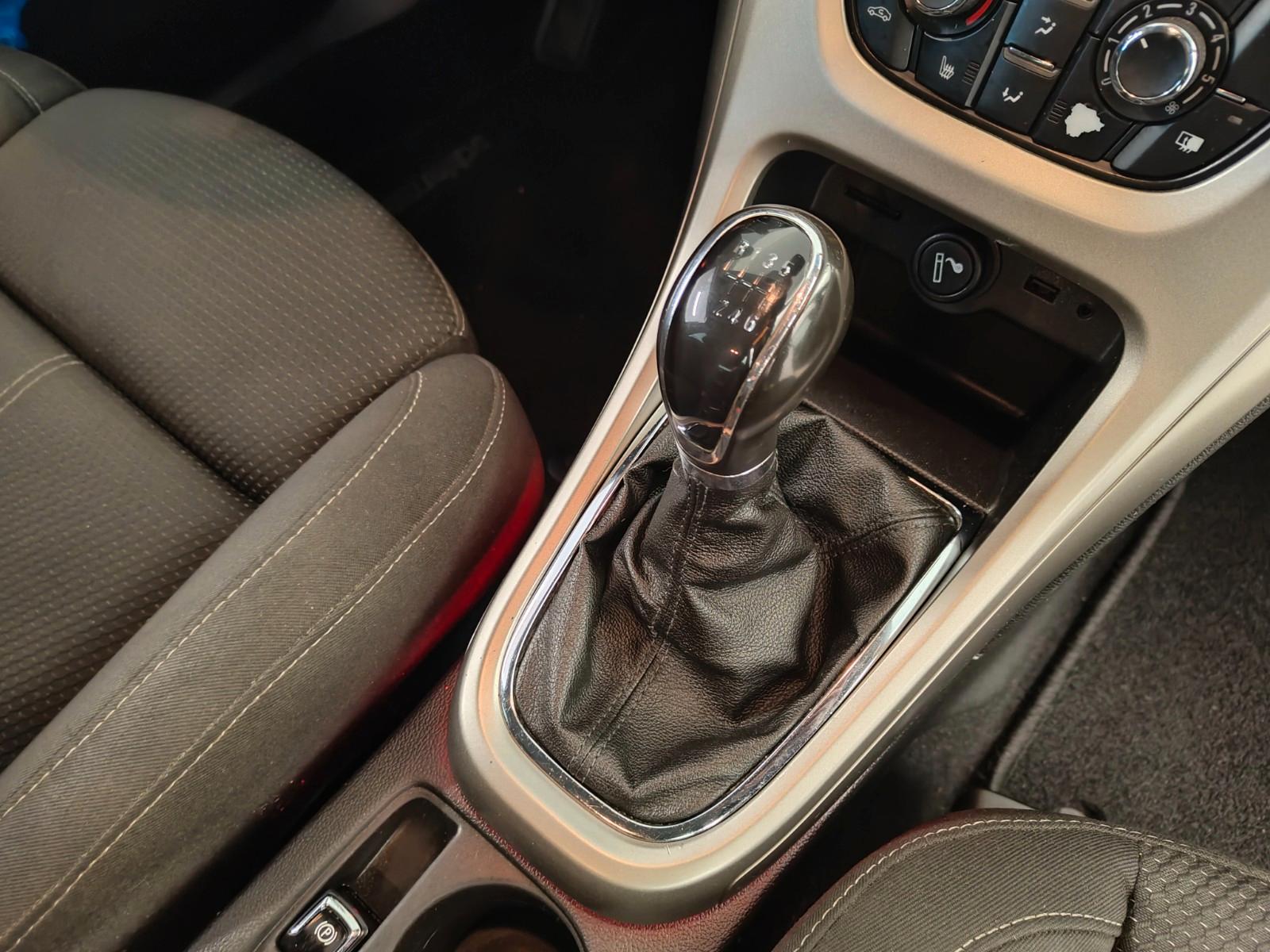 Opel Astra 2011 — photo 13