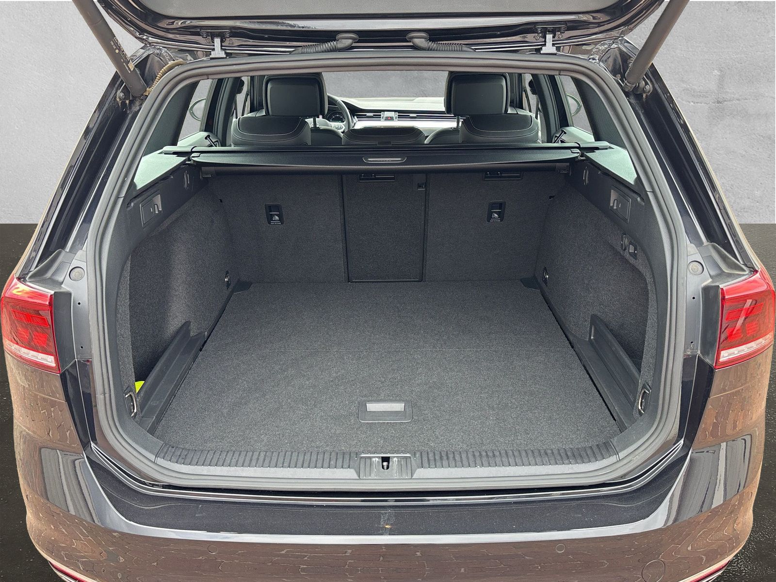Fahrzeugabbildung Volkswagen Passat Variant Business 2.0 TSI DSG AHK App-Conn