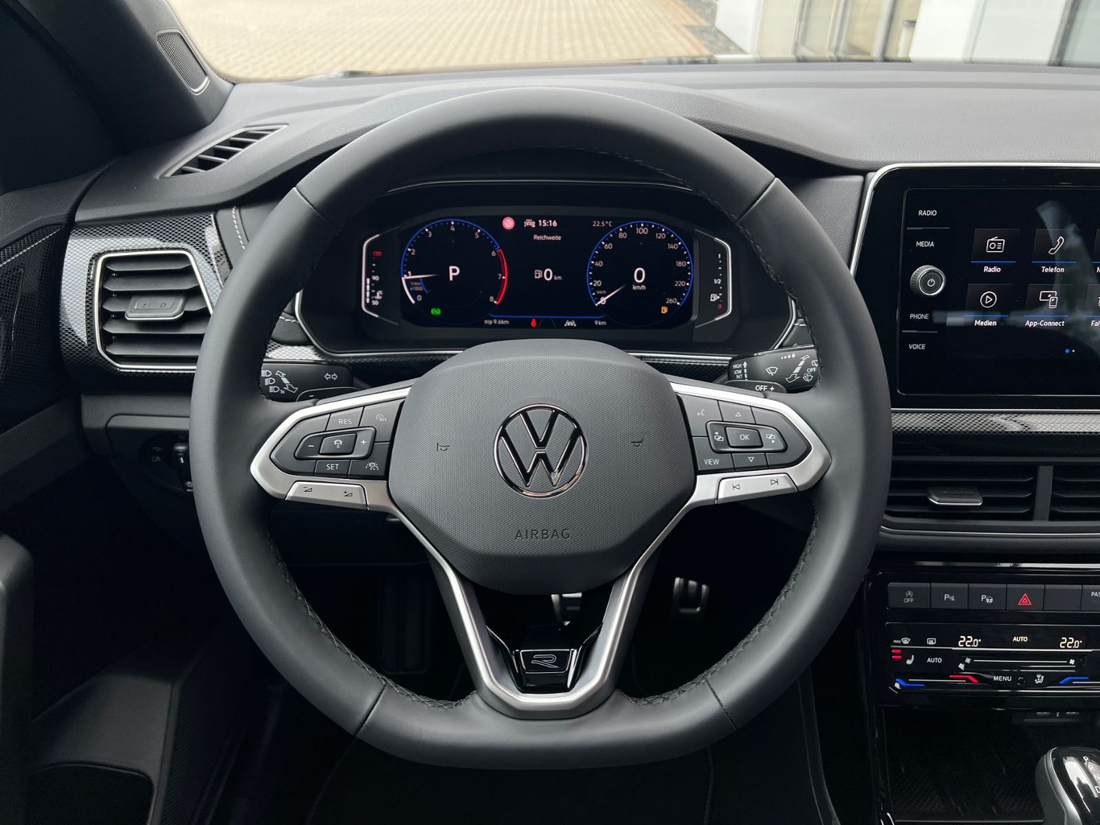 Fahrzeugabbildung Volkswagen T-Cross R-Line 1.5 TSI DSG *AHK, IQ.LIGHT, ACC,