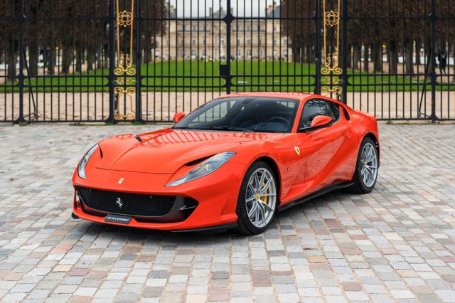 Ferrari 812 6.5 V12 Superfast DCT F1 - Rosso Dino