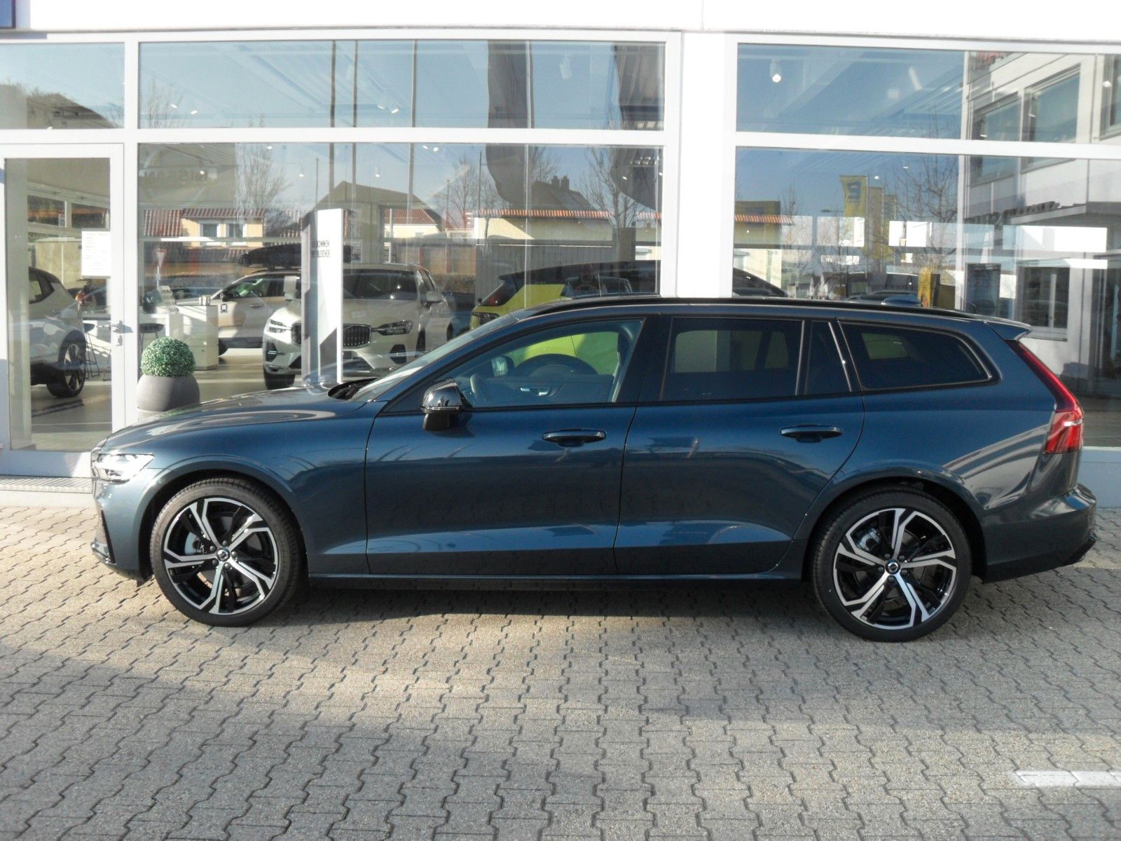 Fahrzeugabbildung Volvo V60 B4 Kombi Plus Dark | Diesel