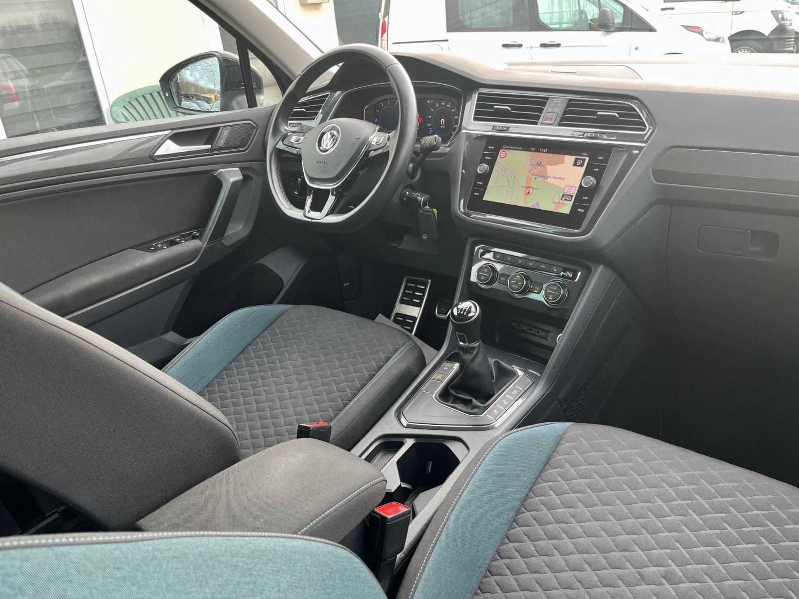 Fahrzeugabbildung Volkswagen Tiguan 1.5 TSI IQ.DRIVE Navi ACC LED SPORTFW AHK