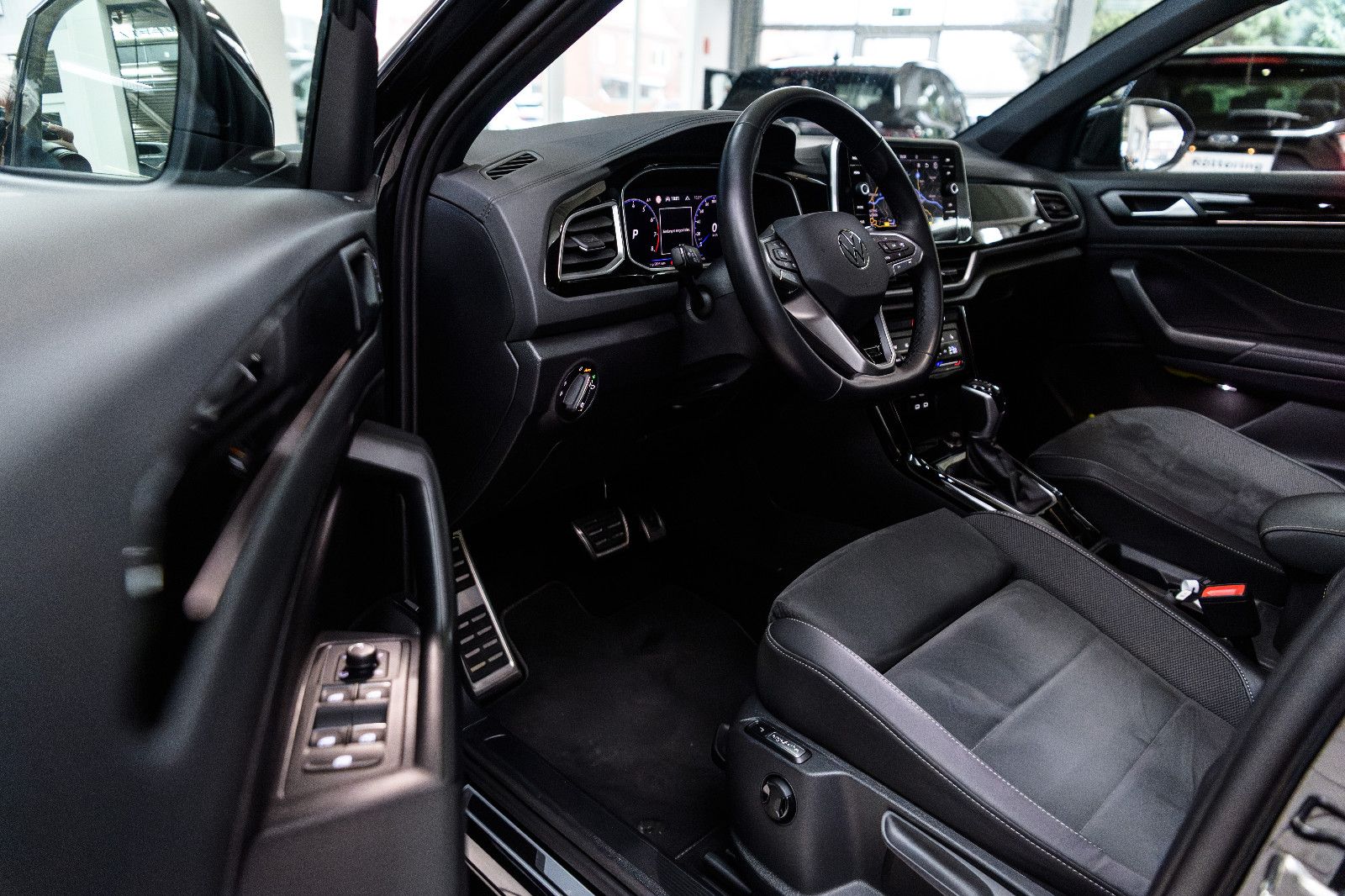 Fahrzeugabbildung Volkswagen T-Roc R-Line+LED+AHK+ACC+SIDEASISST+SHZ+EL.HK