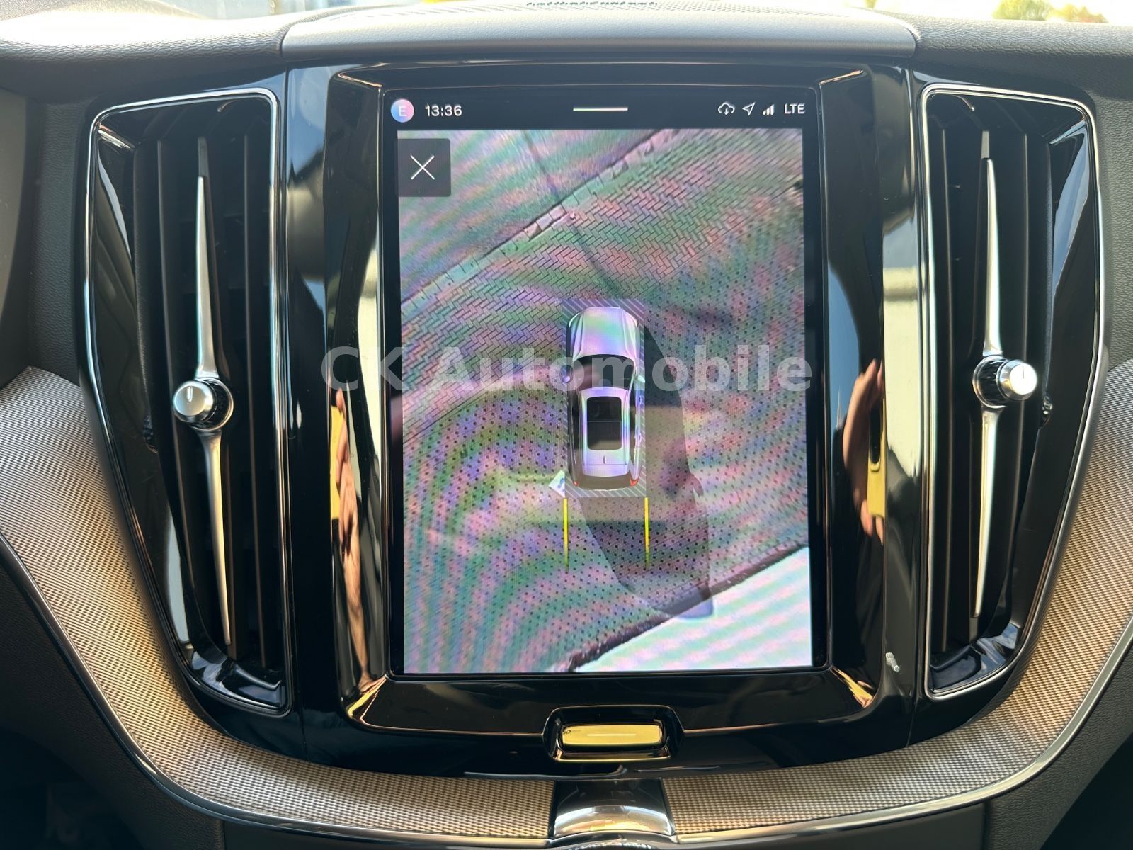 Fahrzeugabbildung Volvo XC60 B4 PlusDark AWD/BLIS/Leder/Pano/LED/360°Kam