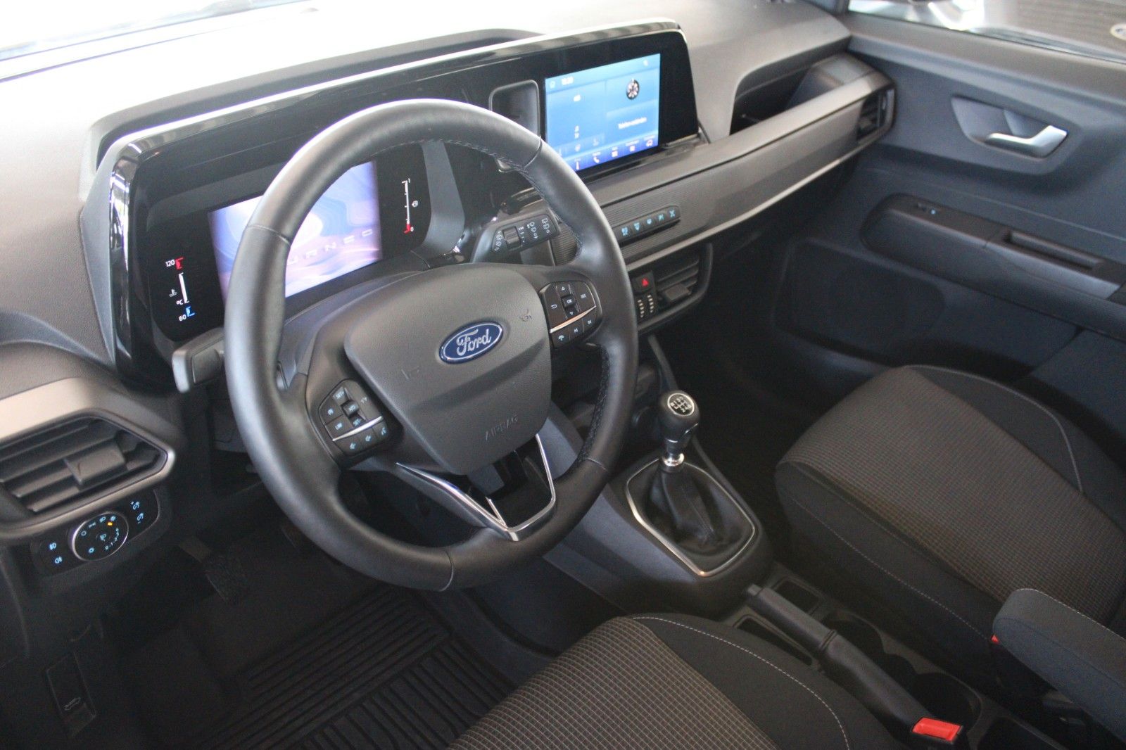Fahrzeugabbildung Ford Tourneo Courier TREND Kamera PDC WinterPaket2