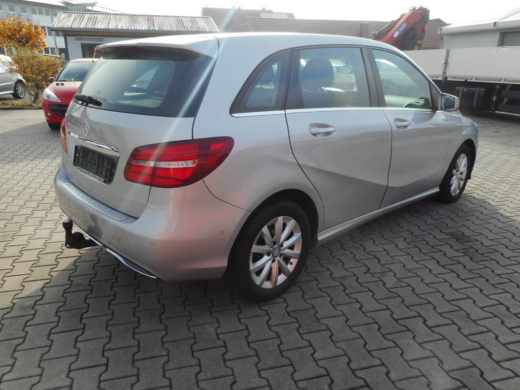 Mercedes-Benz B 180