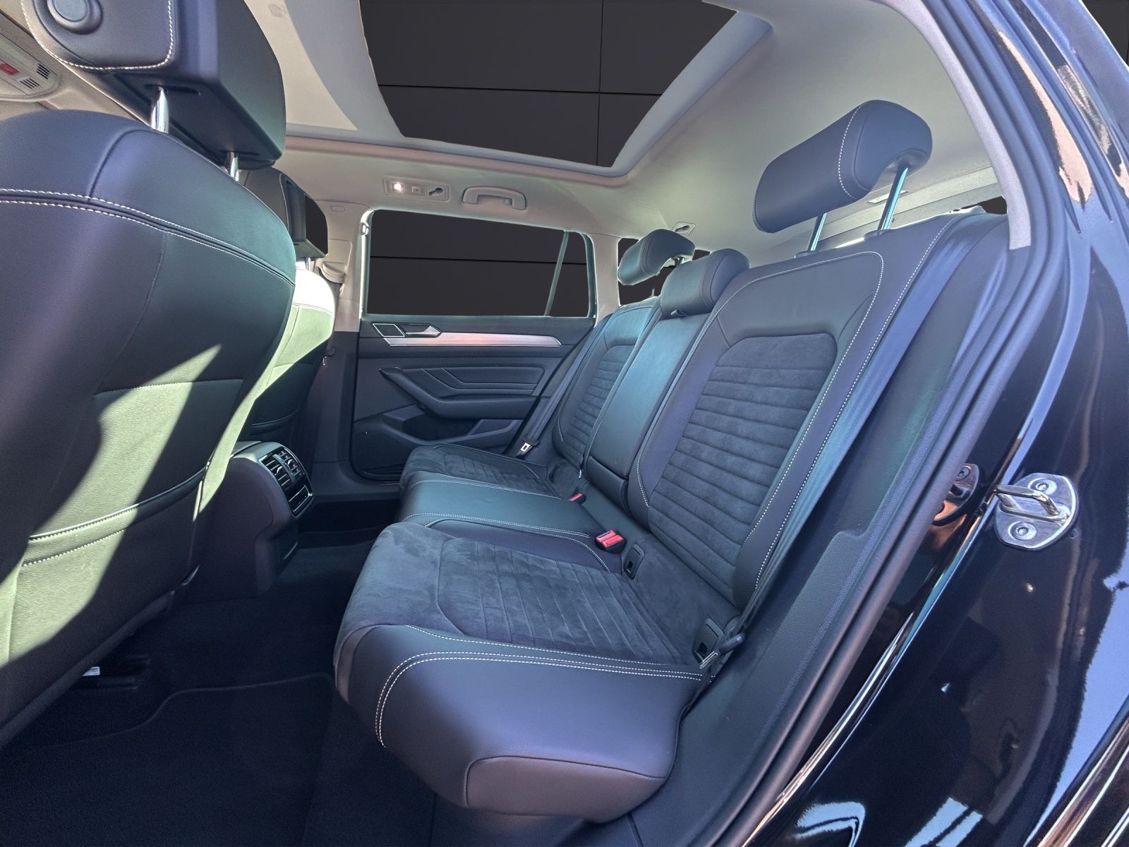 Fahrzeugabbildung Volkswagen Passat Variant Elegance TDI DSG IQ.Light ACC SH