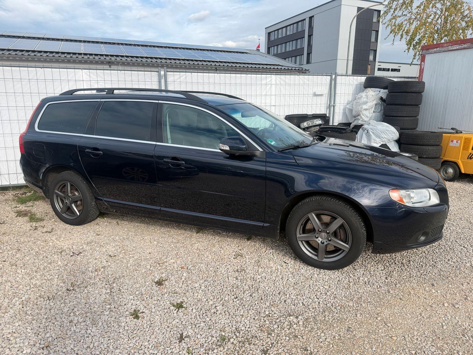 Volvo V70 2011 — rear view