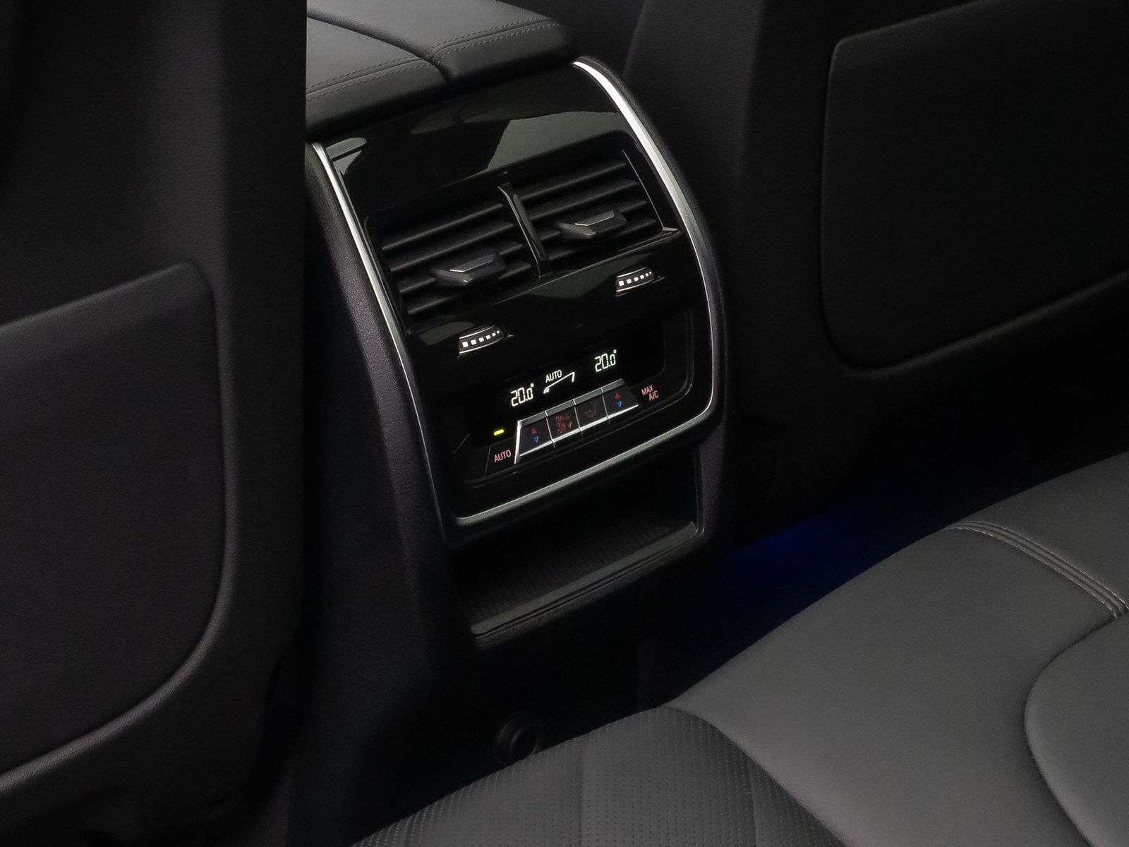 Fahrzeugabbildung BMW X5 xD30d M Sport Panorama 360°HUD DAB HiFi AHK