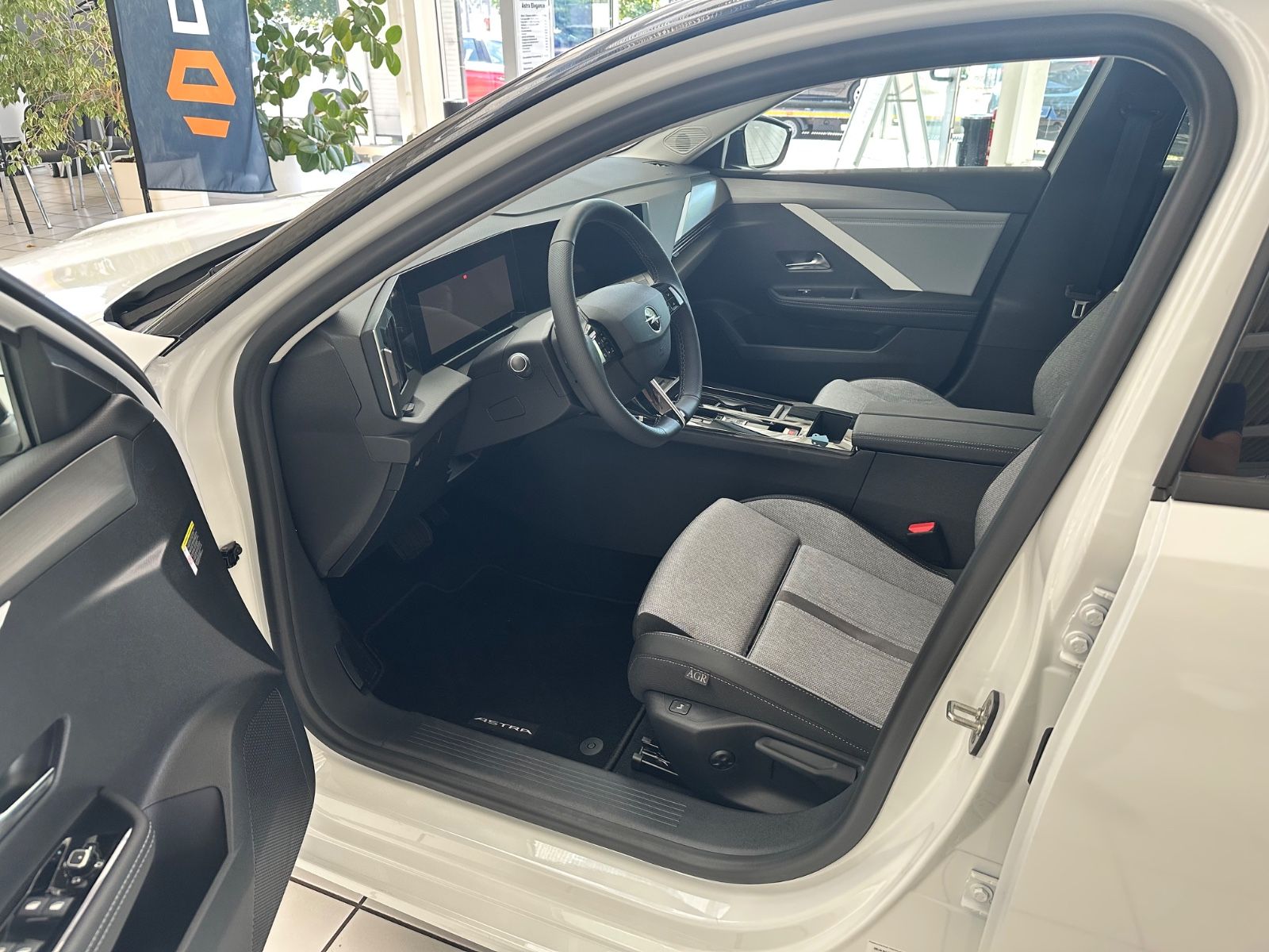 Fahrzeugabbildung Opel Astra L Lim. 5-trg. Elegance*SHZ*LHZ*RFK*PDC