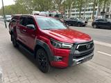 Toyota Hilux Invincible - rote Toyota Hilux