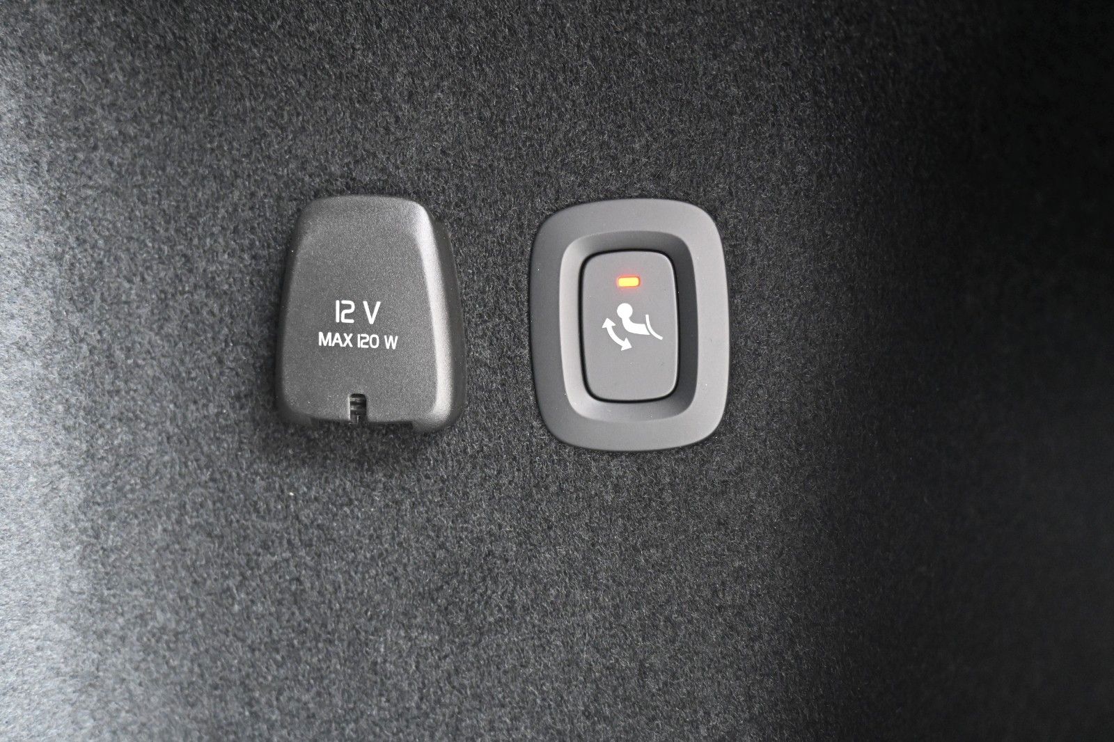 Fahrzeugabbildung Volvo V60 B4 Benzin DKG Plus Dark*FSHZG*360°*ACC*AHK