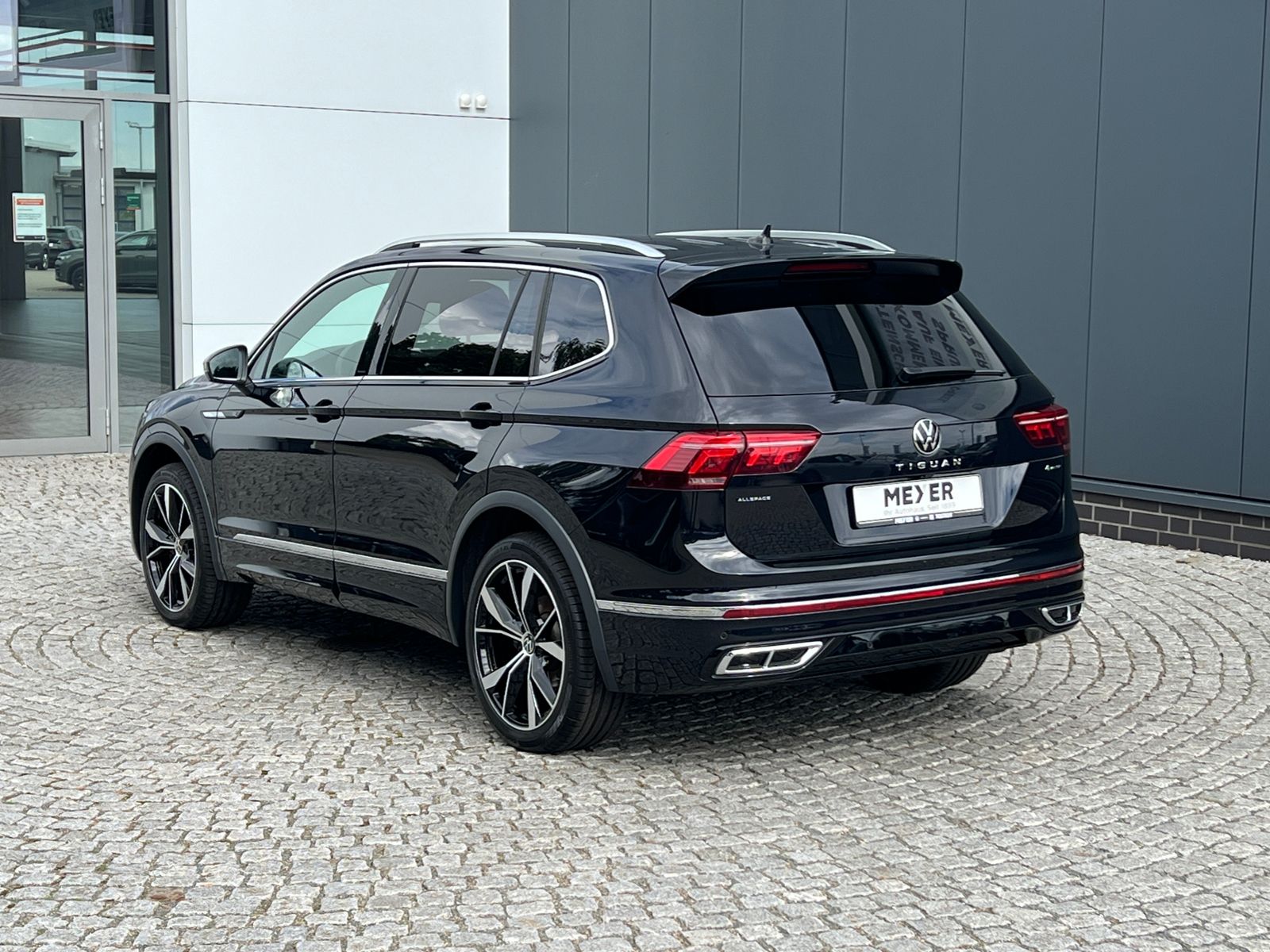 Fahrzeugabbildung Volkswagen Tiguan Allspace R-Line 2.0 TDI DSG 4MOTION *AHK,