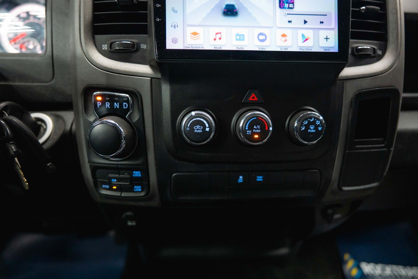 Fahrzeugabbildung Dodge RAM 5.7 V8 HEMI 4x4 OFFROAD Night-Paket LONGBED