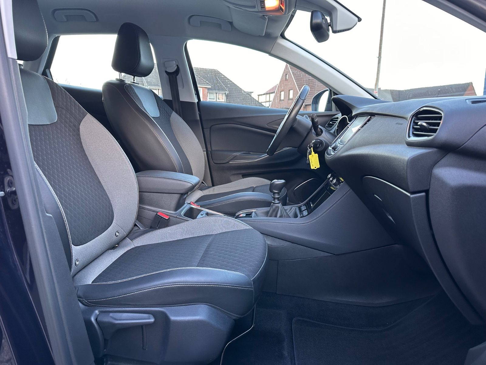 Fahrzeugabbildung Opel Grandland (X) 1.2 Turbo Navi/LED/SHZG/APP/GRA