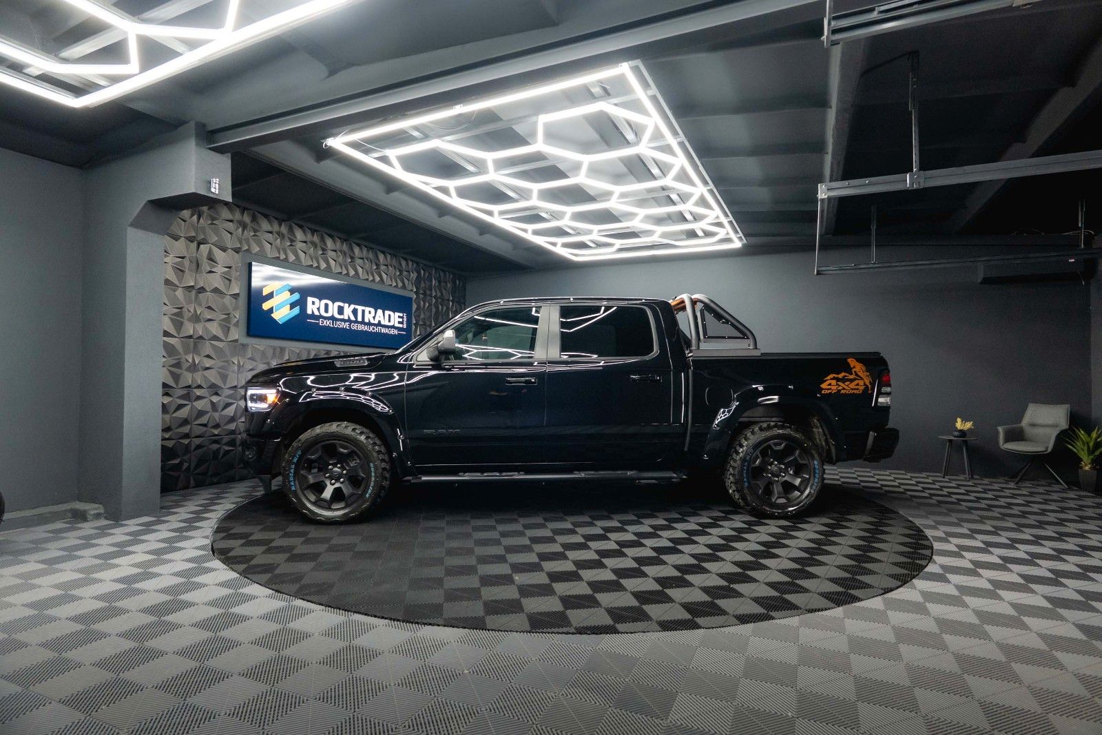 Fahrzeugabbildung Dodge RAM 5.7 V8 HEMI 4x4 OFFROAD Night-Paket *LED*19%