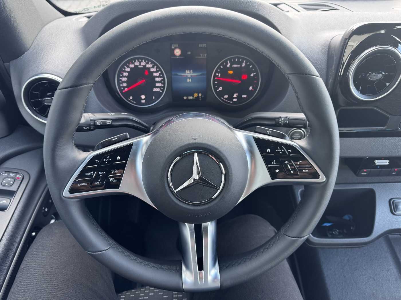 Fahrzeugabbildung Mercedes-Benz Sprinter 319 CDI 4x4 Tourer AHK Dachklima LED