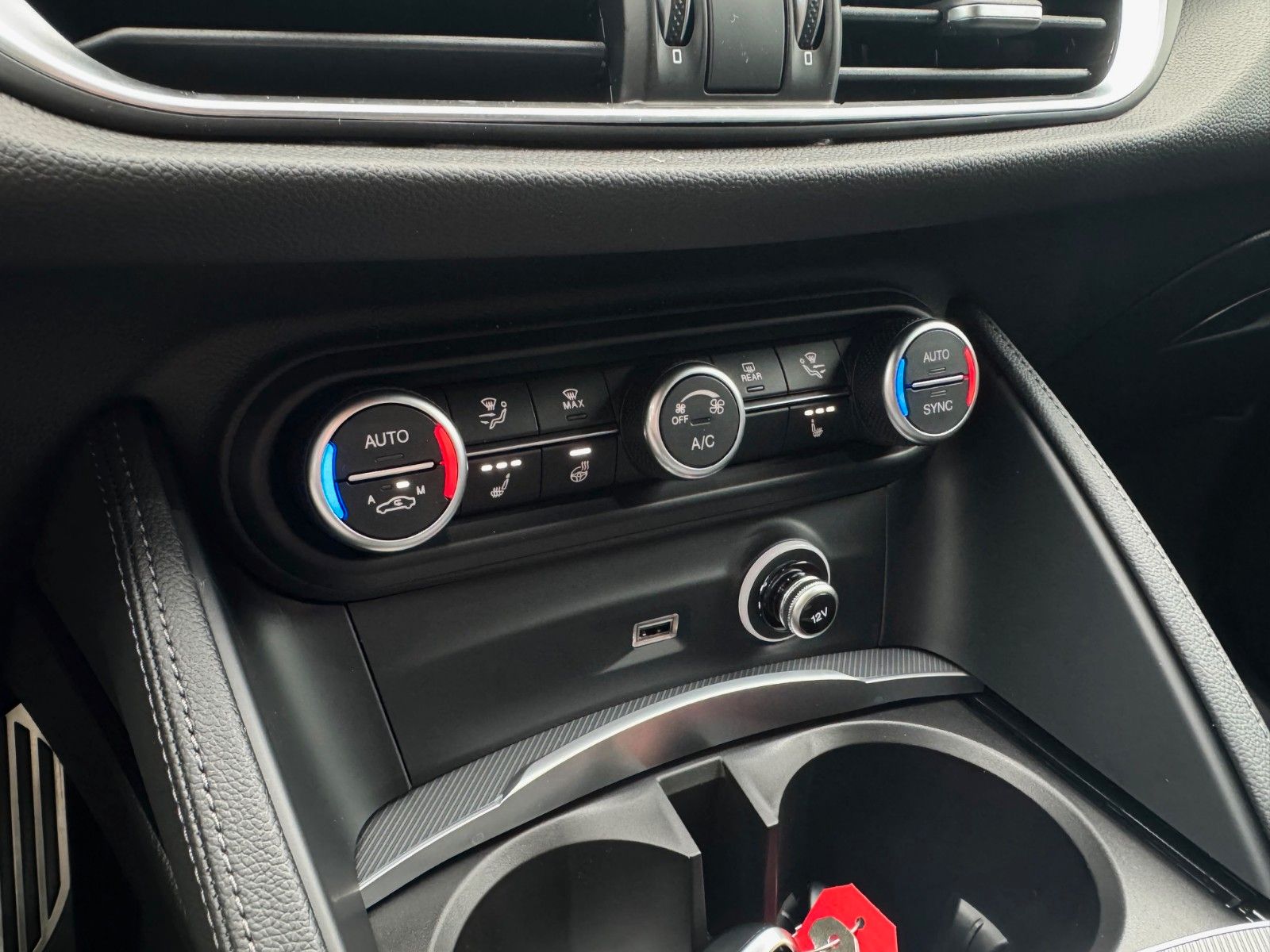 Fahrzeugabbildung Alfa Romeo Stelvio 280PS Veloce AT8 Q4 NAVI SITZHEIZUNG LED