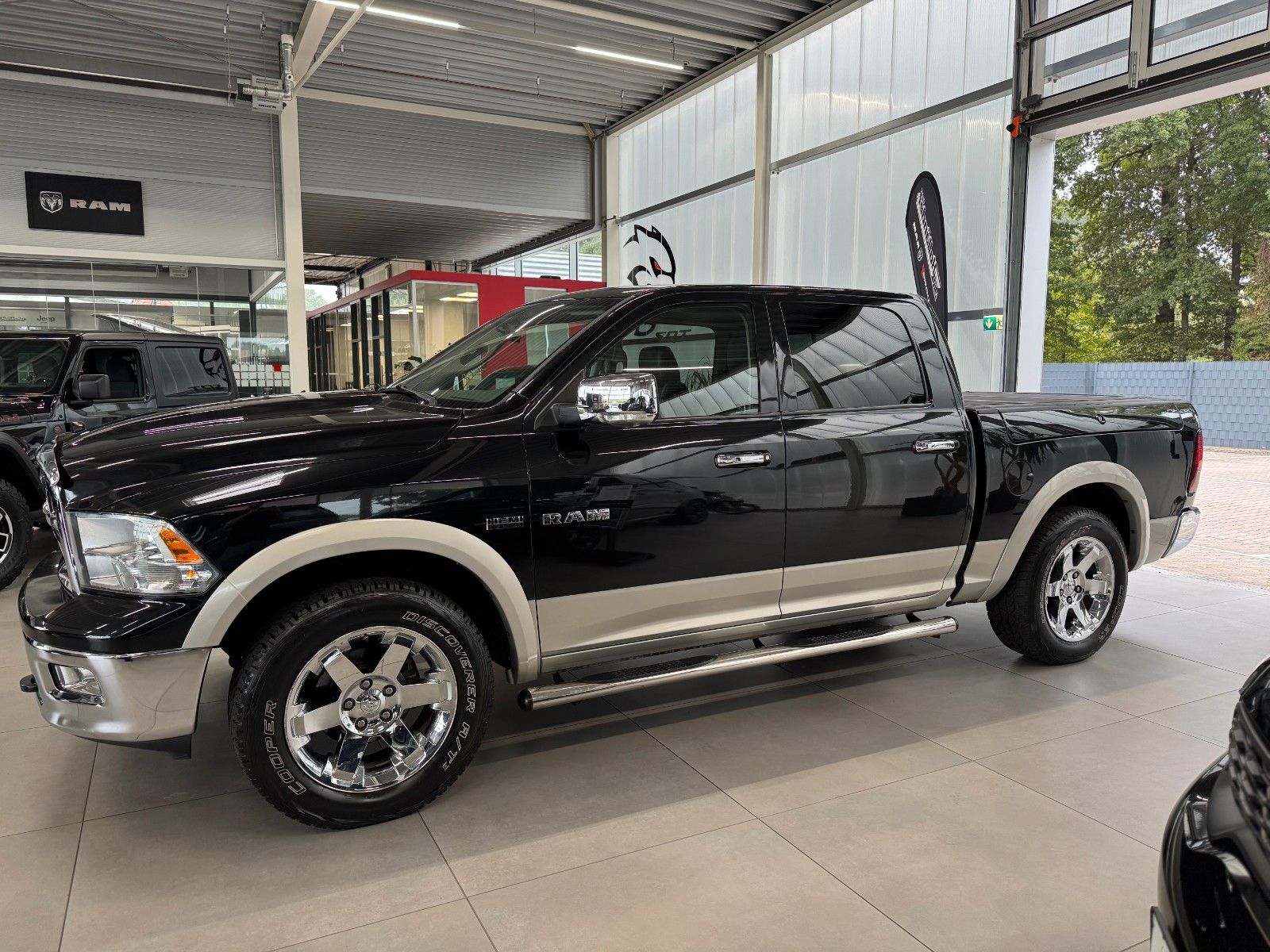Fahrzeugabbildung Dodge RAM 5,7 Laramie Crew Cab LPG DVD RAM BOX 1.Hand