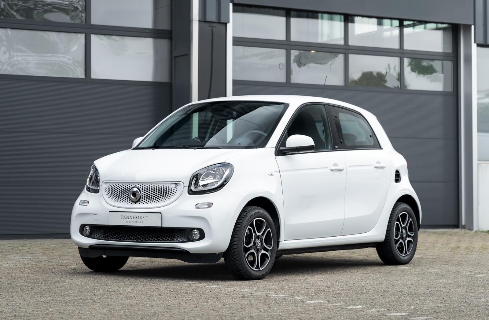 Smart ForFour Basis Leder schwarz Cool & Media LED
