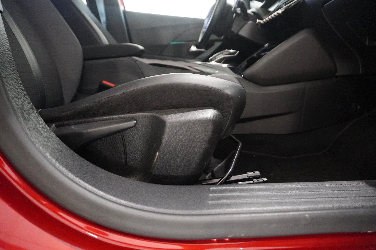 Fahrzeugabbildung Peugeot 2008 1.2T ALLURE PACK NAVI/LED/KAMERA/VIRT/3D