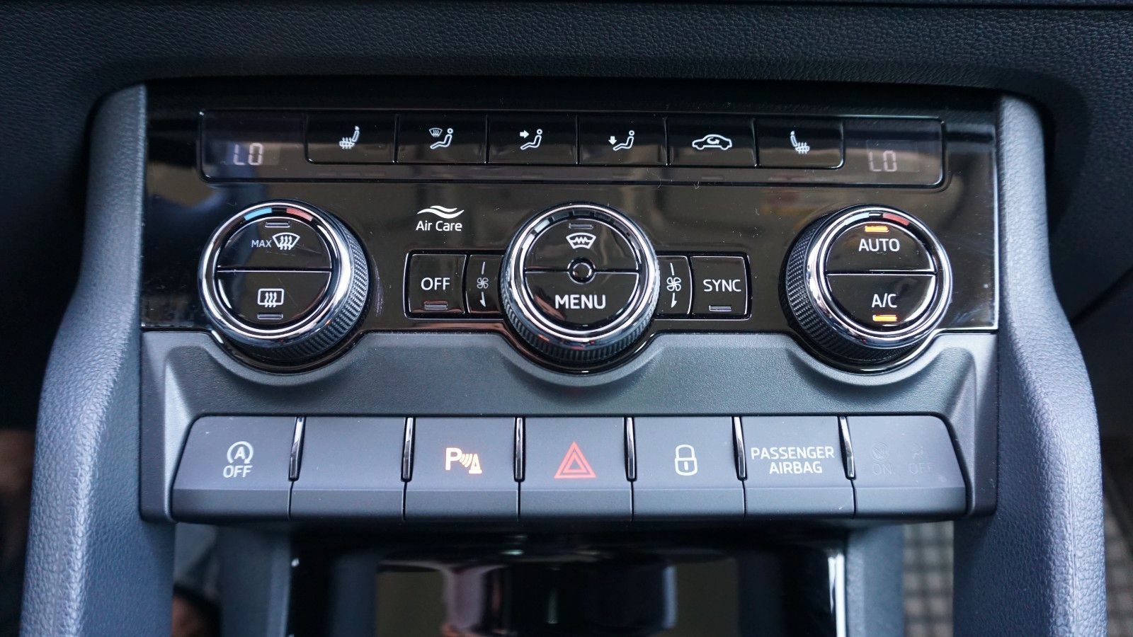 Fahrzeugabbildung SKODA Karoq Style, LED, PDC, SR+WR, Apple CarPlay