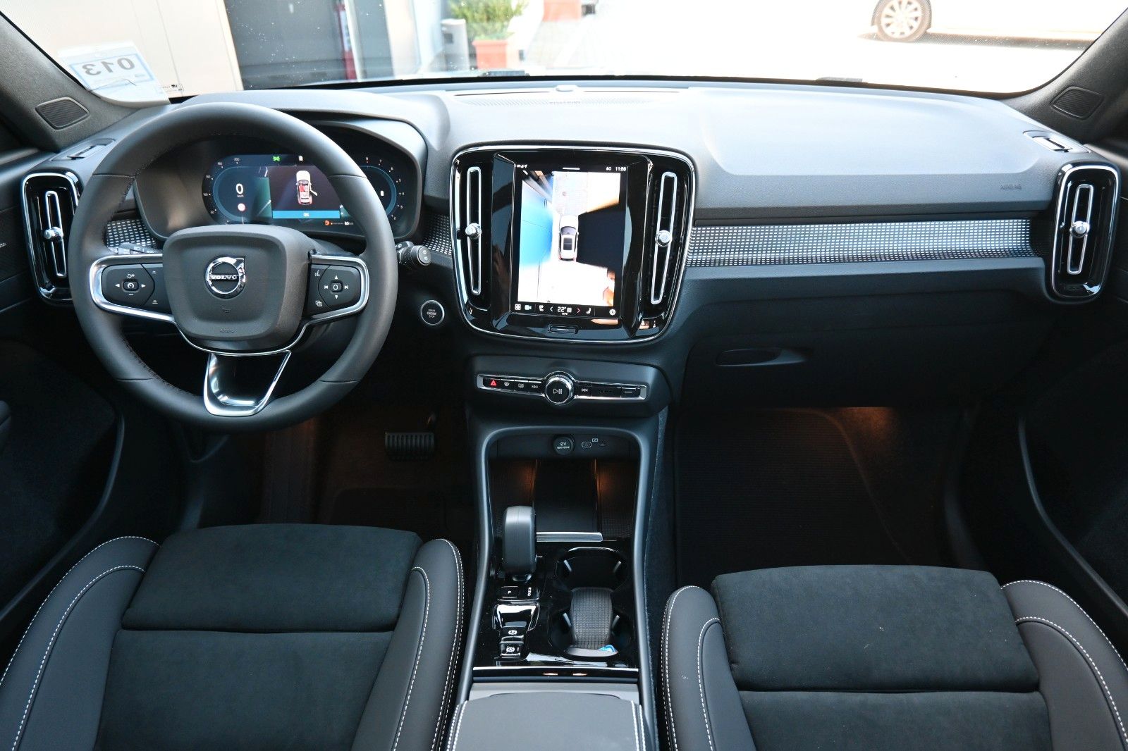 Fahrzeugabbildung Volvo XC40 B4 DKG Ultra Dark*FSHZG*PANO*360°*ACC