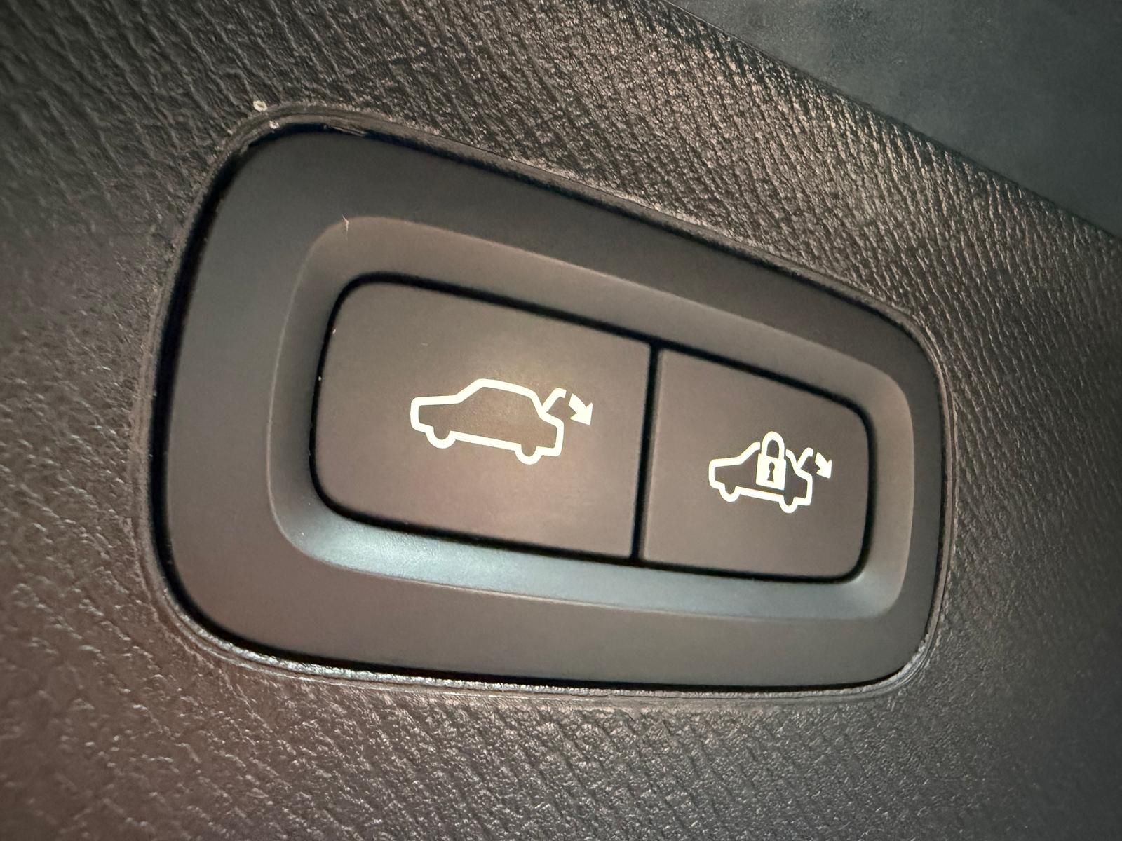 Fahrzeugabbildung Volvo XC90 B5PLUS 7-SITZE/AWD/PANO/H&K/ACC/360°/AHK/CA