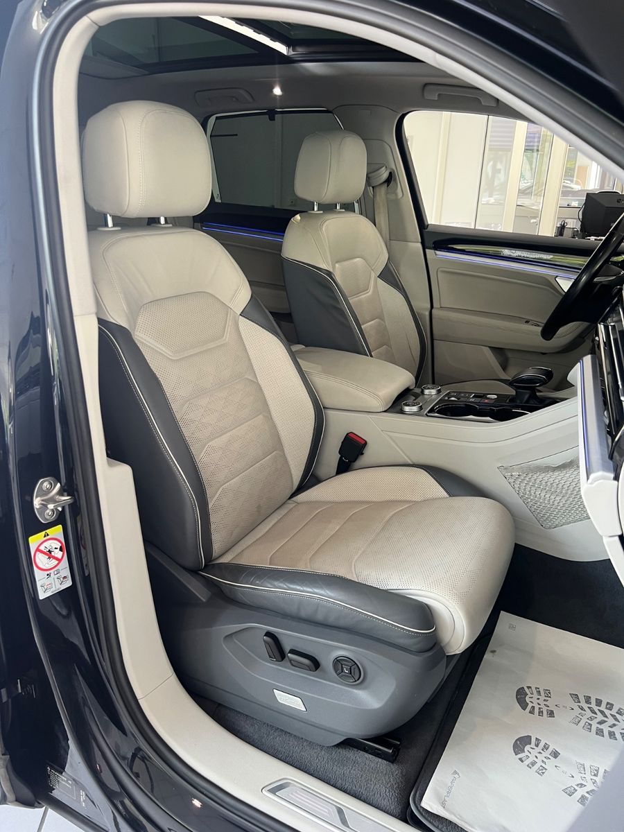Fahrzeugabbildung Volkswagen Touareg 4.0 V8 Elegance 4Motion R line