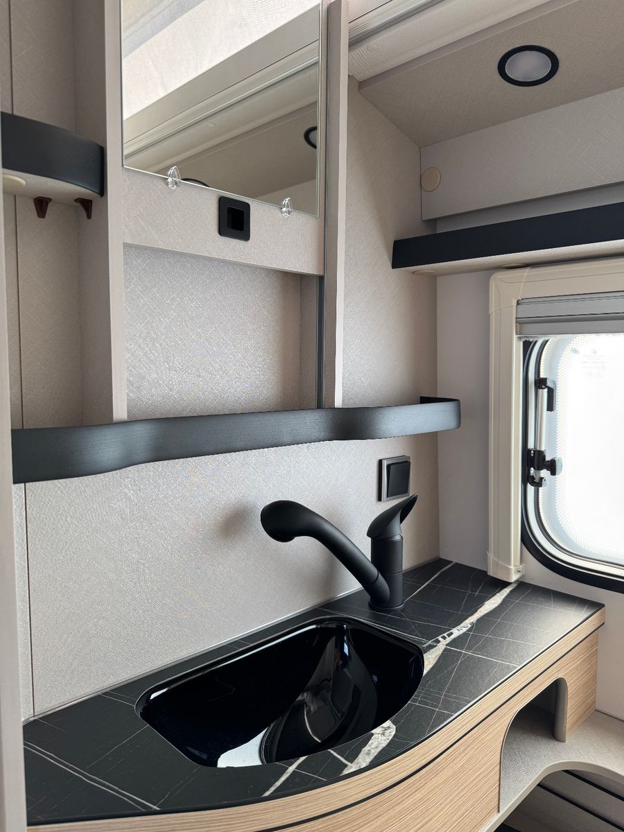 Fahrzeugabbildung HYMER / ERIBA / HYMERCAR Touring 542 - Harbour Blue HAMMERPREIS!