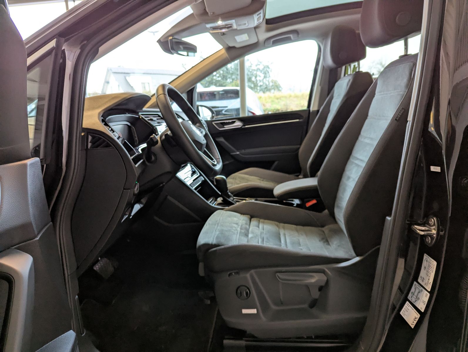 VW Touran 2.0 DSG R-Line High. Pano 7-Si IQ.Dri AHK - Image 12