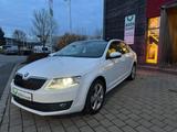 Skoda Octavia Lim. Elegance Panorama Xenon Navi AHK - Skoda Octavia mit Diesel-Antrieb: Limousine