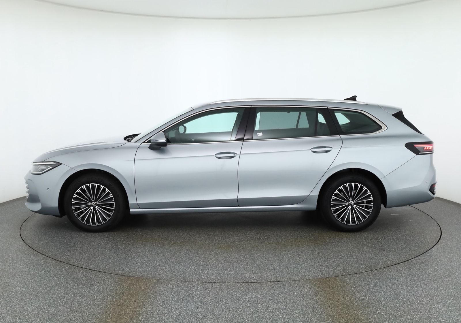 Volkswagen Passat Variant 1.5 eTSI DSG Matrix ACC AHK imagem 2