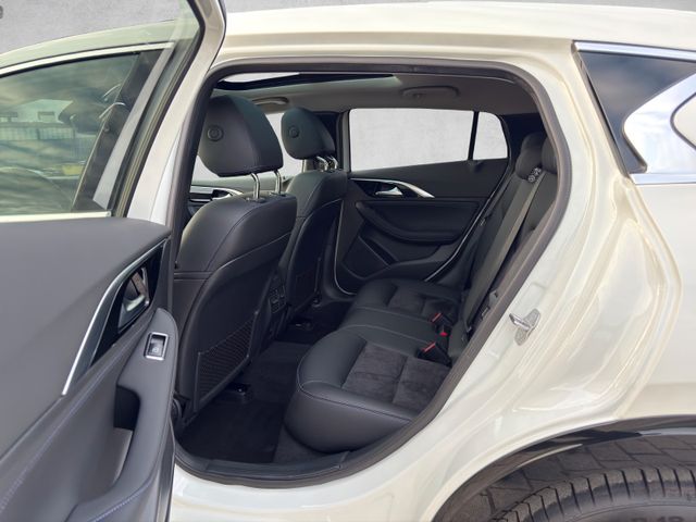 Infiniti Q30 1.6 16V Luxe Tech|Panorama|Kamera|BOSE|DAB