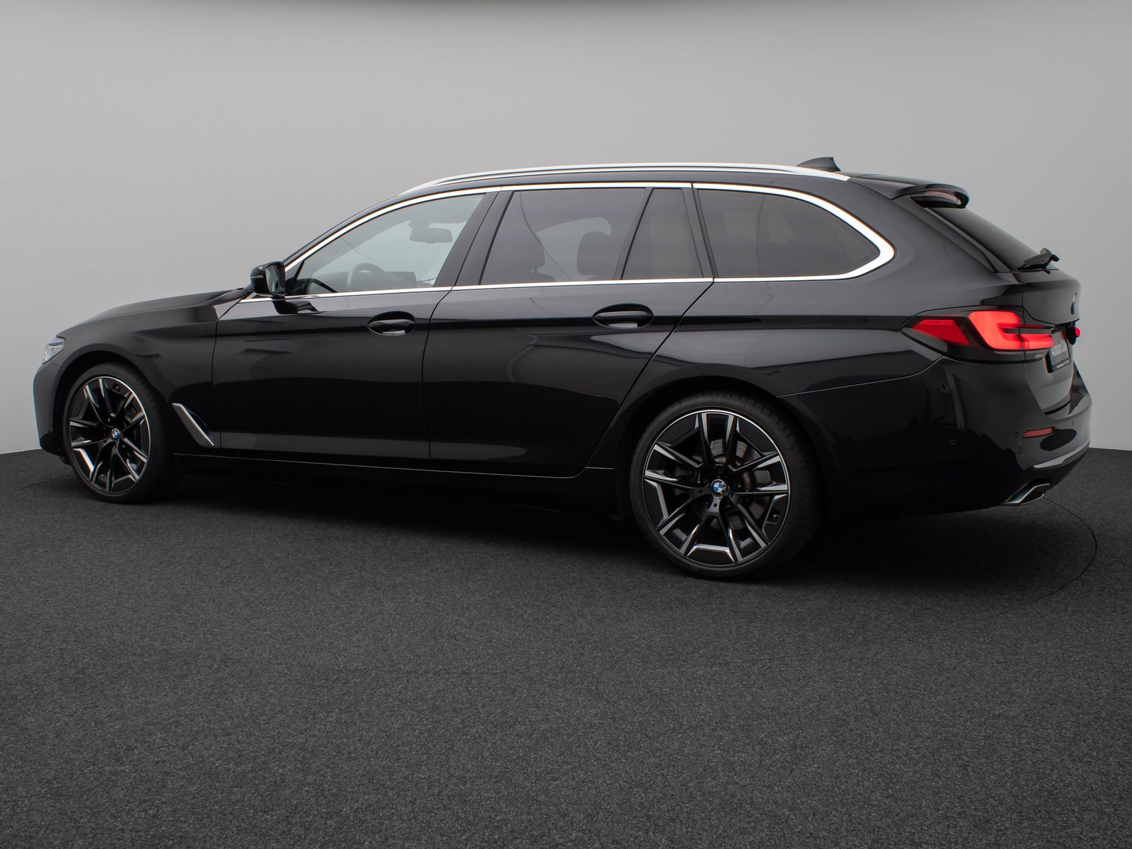Fahrzeugabbildung BMW 520d xD LuxuryLine Panorama Laser TV HUD DAB H/K