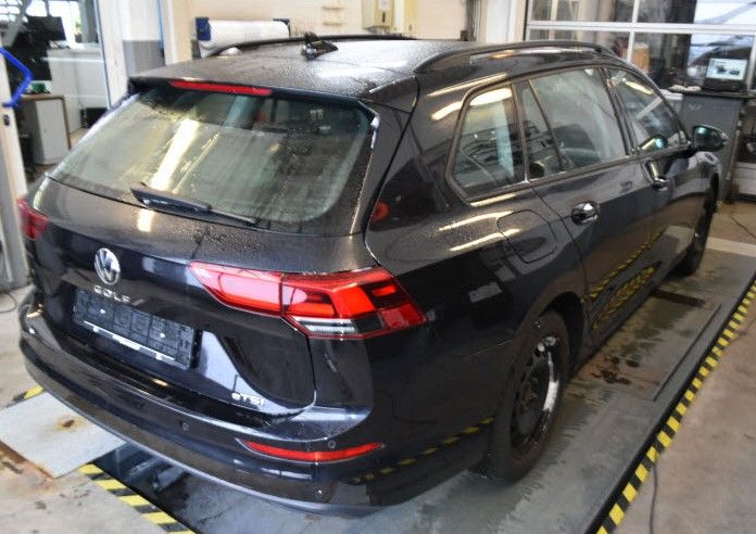 Fahrzeugabbildung Volkswagen Golf VIII Variant 1.0 eTSI DSG Life AHK LED ACC