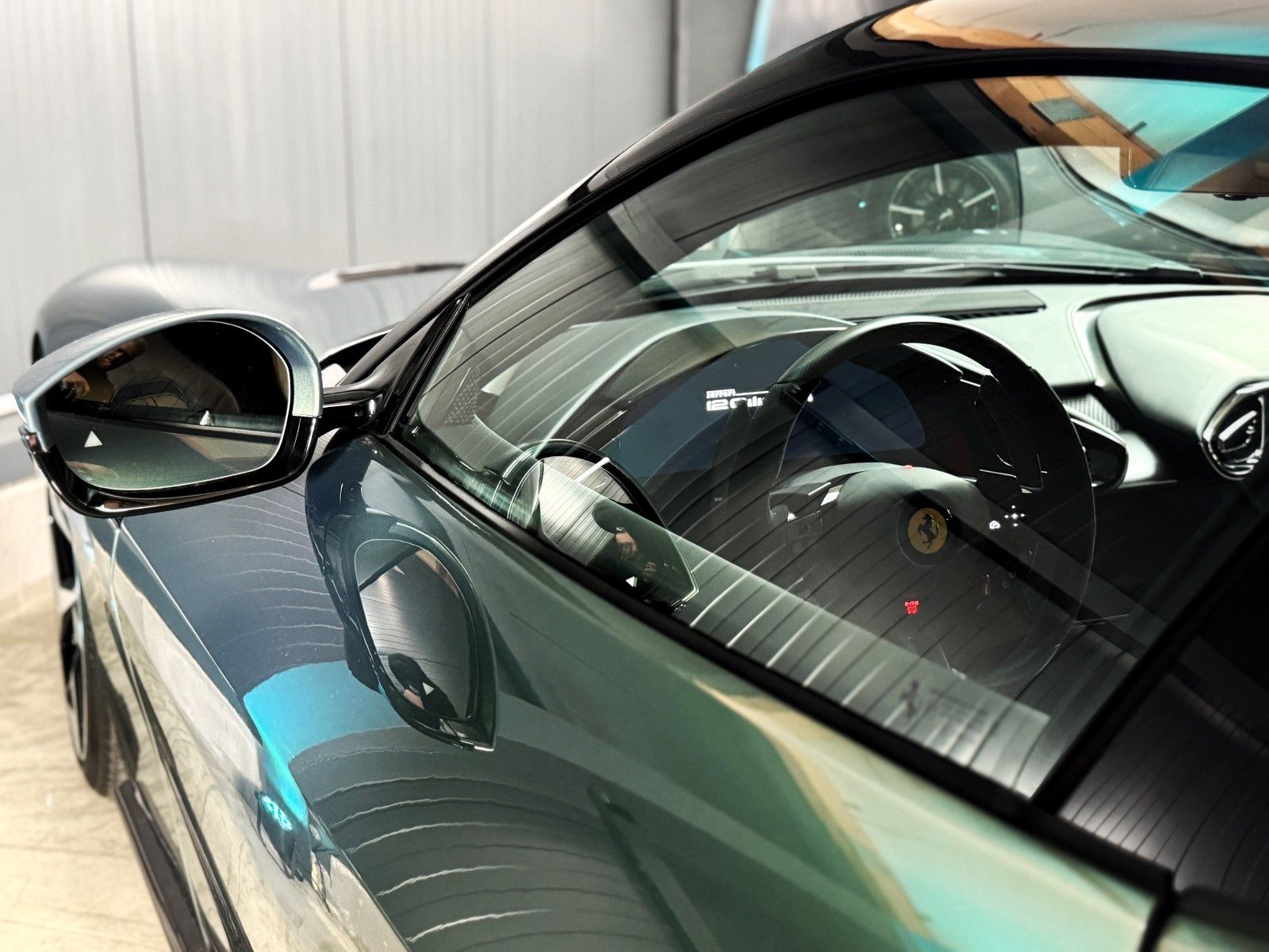 Fahrzeugabbildung Ferrari 12Cilindri + Cabon + Lift + Verde Minerale Metal